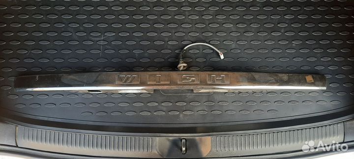 Молдинг задней двери тойота виш