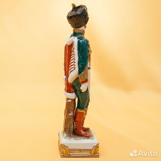 Фарфоровая статуэтка солдат