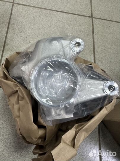 Поворотный кулак передний правый Can-Am 705403308