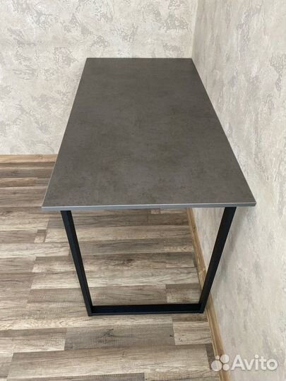 Стол на металлокаркасе