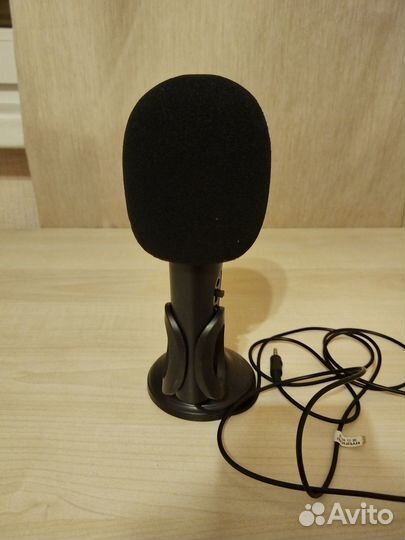 Микрофон на стойке Hyundai