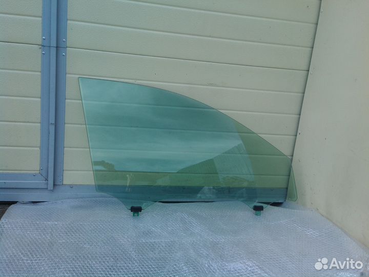 Тойота Камри V40 2006г-стекло передней правой двер