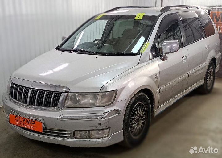 Стекло лобовое переднее Mitsubishi Chariot Grandis