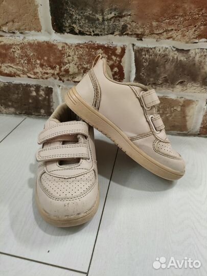 Кроссовки на девочку 26