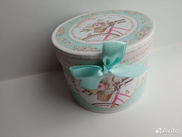 Круглая подарочная коробка с бантом