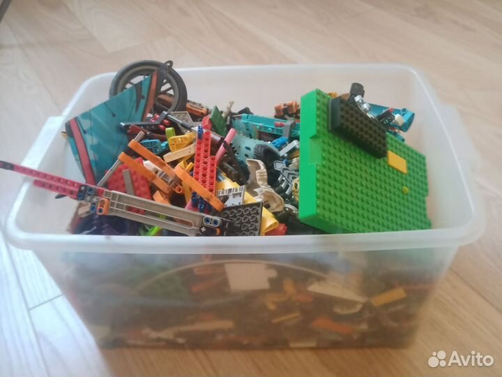 Коробка с лего разными деталями