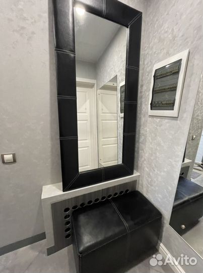 Зеркало и пуфик