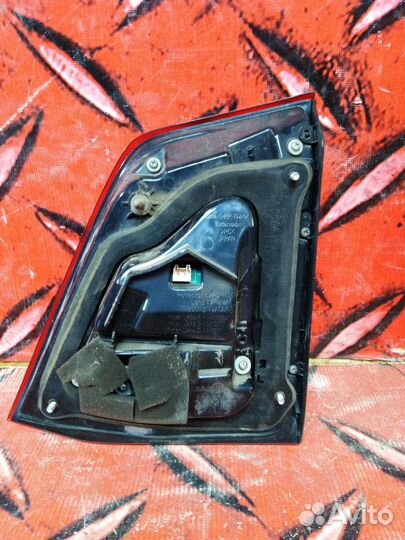 Фонарь внутренний левый Toyota Land Cruiser 200 20