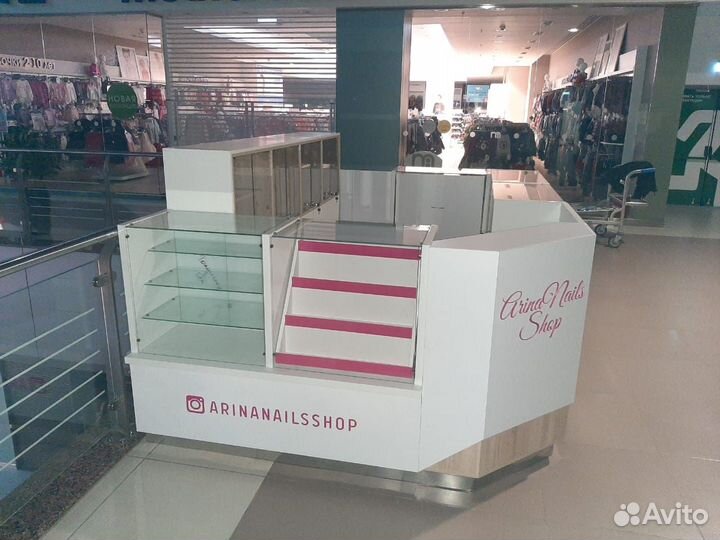 Торговый островок для торговли из витрин