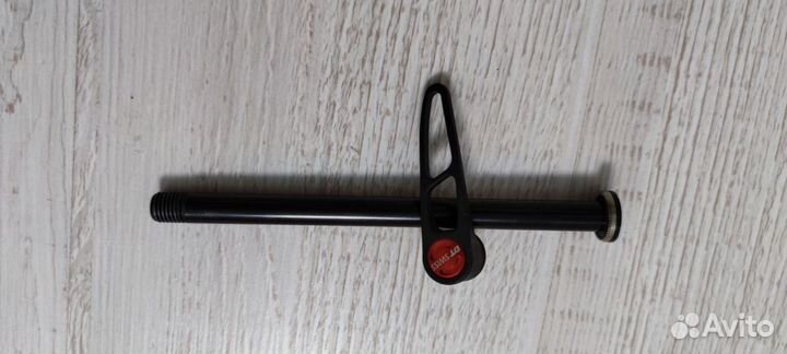 Ось задней втулки dt Swiss