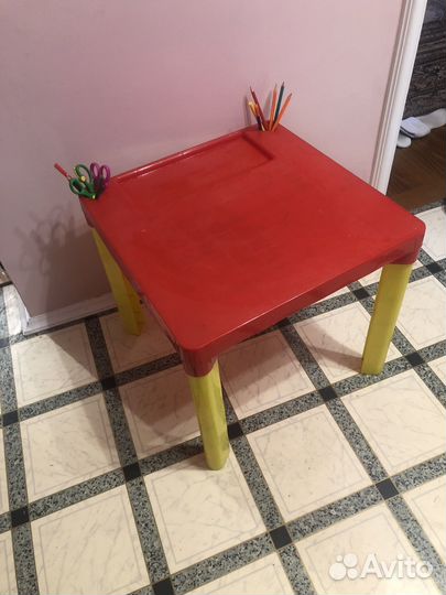 Детский столик для настольных игр