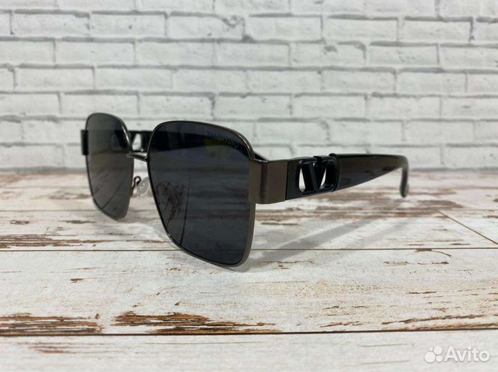 Солнцезащитные очки женские Valentino