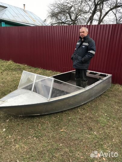 Лодка с мотором и прицепом
