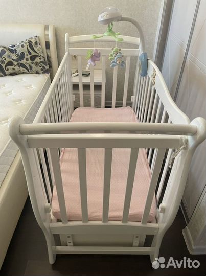 Детская кроватка с маятником и ящиком