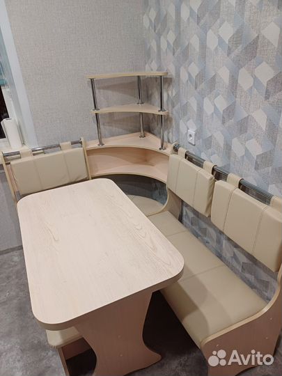 Кухонный уголок со столом и стульями