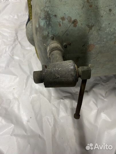 Старинная латунная емкость с краном