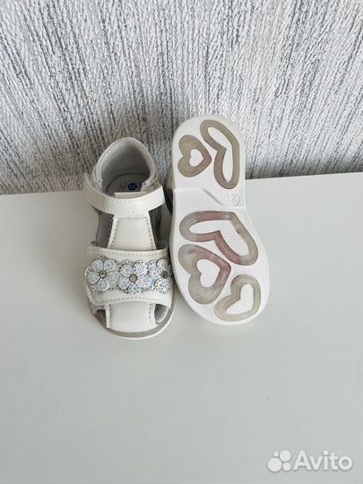 Новые сандали для девочки