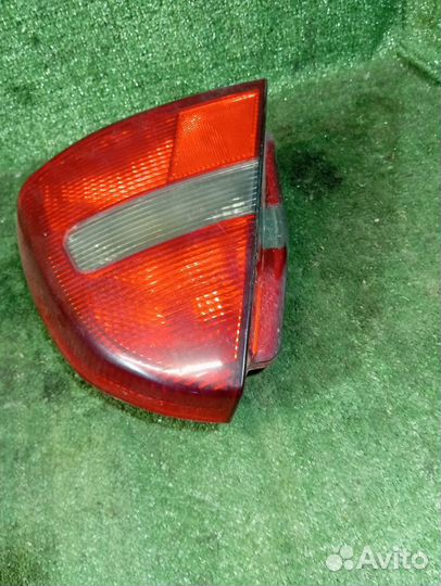 Фонарь задний правый Mitsubishi Carisma хэтчбек