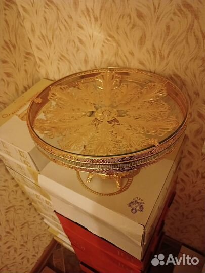 Тортница на ножке