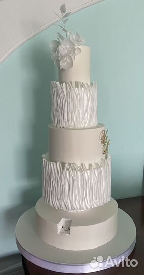 Искусственный свадебный торт