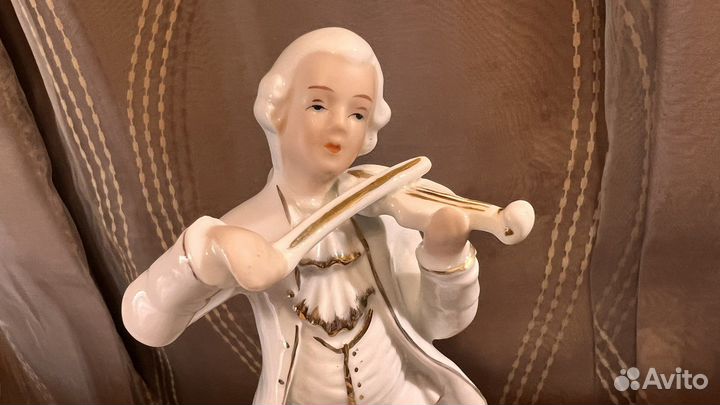 Статуэтка фарфоровая 