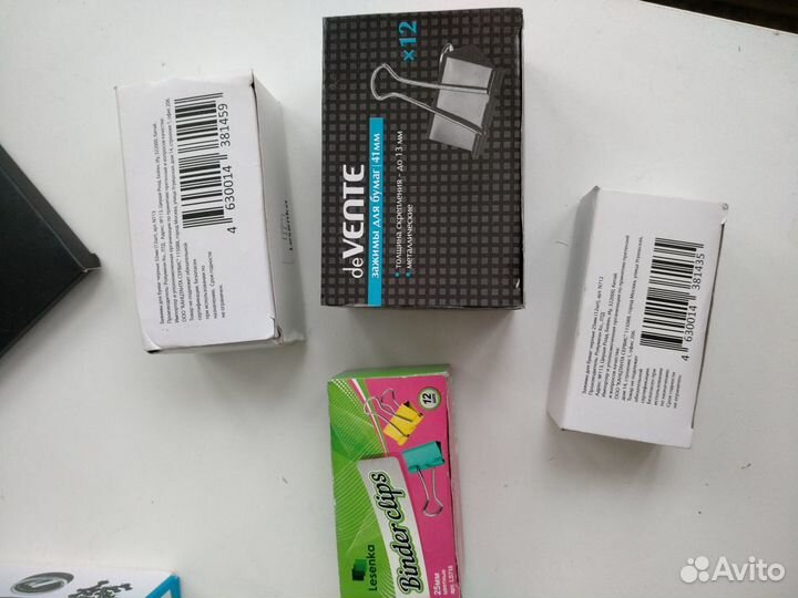 Канцтовары: папки, клеевые карандаши, маркеры