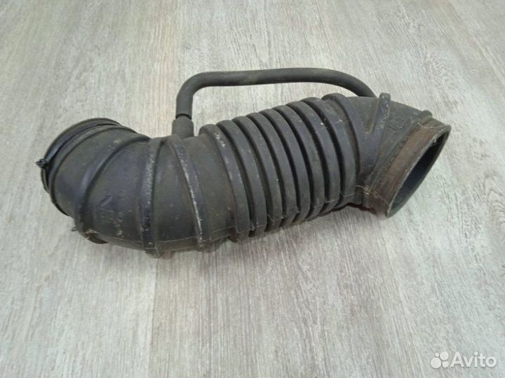 Патрубок воздушного фильтра Mitsubishi Colt 2005