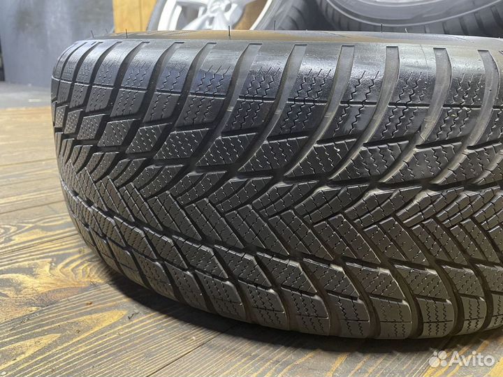R18 Bridgestone Blizzak LM-001 225/55, PCD 5x112 DIA 66.6