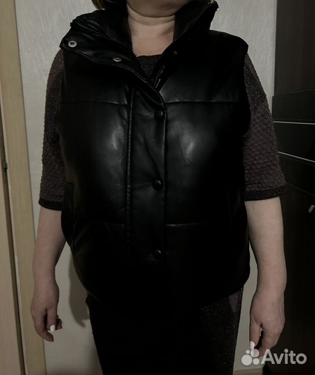 Безрукавка из экокожи женская 42-46