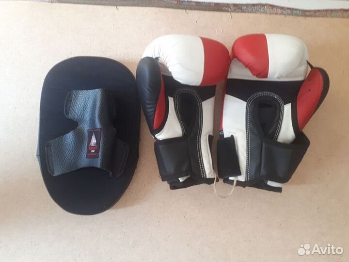 Продам боксерские перчатки и лапу