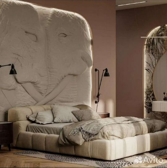 Барельеф на фасаде здания и внутри помещения