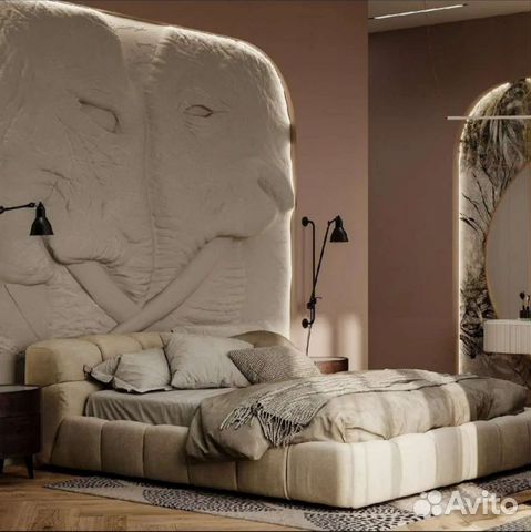 Барельеф на фасаде здания и внутри помещения