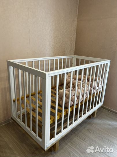 Детская кроватка с маятником