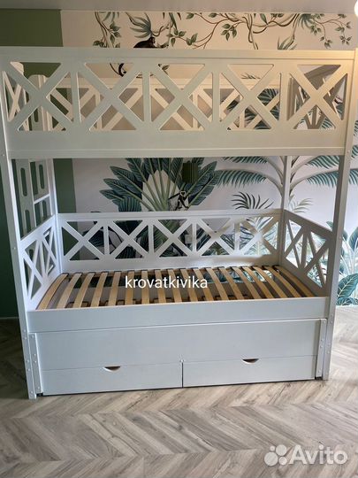 Трехъярусная детская кровать из массива