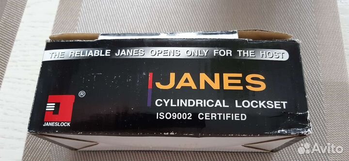 Петли для дверей и ручка защелка