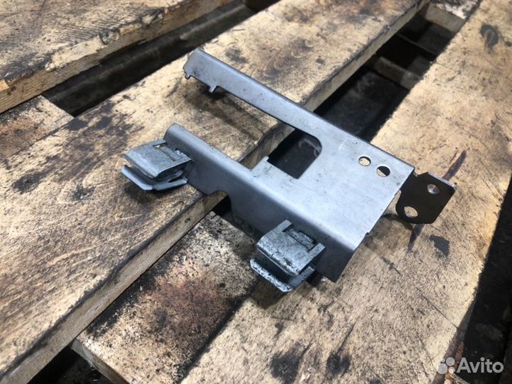 Кронштейн кислородного датчика Bmw 6 E63 N62B48