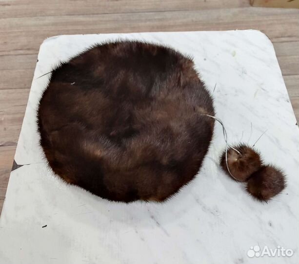 Норковые шапки и шкурки