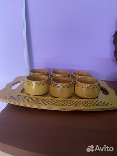 Деревянные подстаканники на подносе