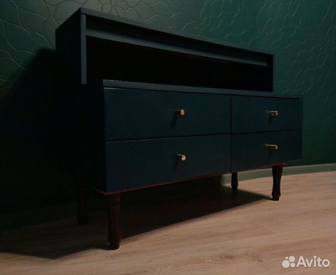 Темно-зеленый комод с ящиками
