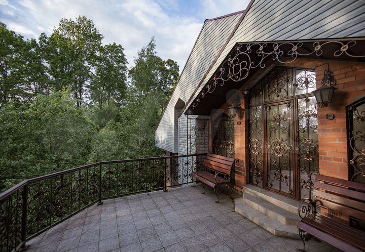 Коттедж 445 м² на участке 20 сот.