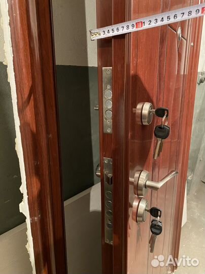 Дверь входная металлическая, с новостройки