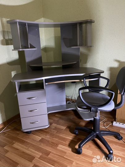 Компьютерный стол и кресло
