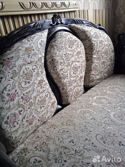 Диван старинный