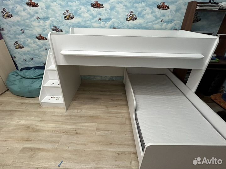 Двухярусная детская кровать бу с матрасами