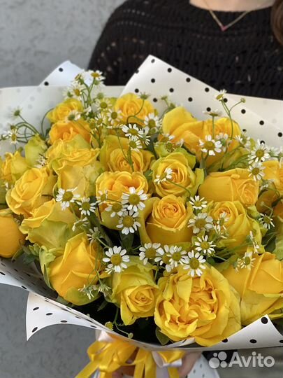 Букет из 25 жёлтых роз с ромашкой