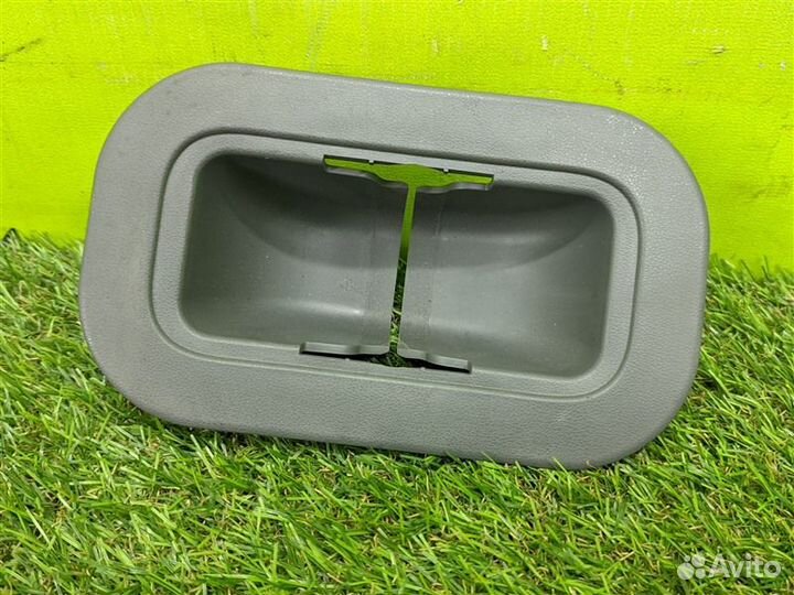 Заглушка крепления сидений задняя левая Toyota