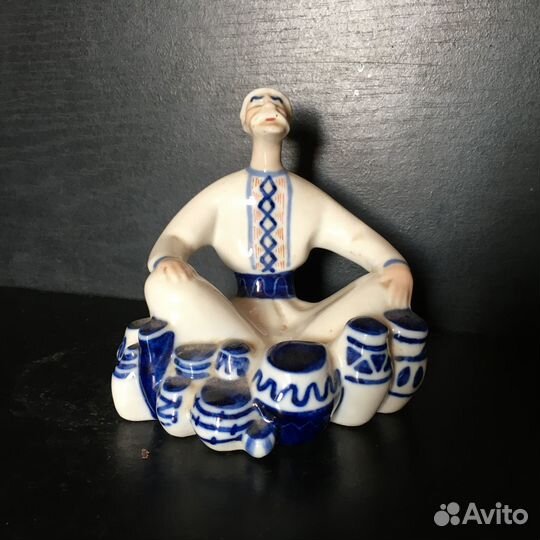 Фарфоровая статуэтка 