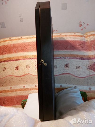 Шкафчик-витрина навесн. Для коллекц.нов. дерев.Гер