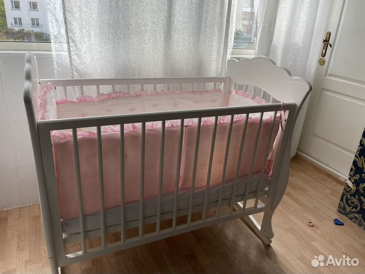 Детская кроватка с маятником белая