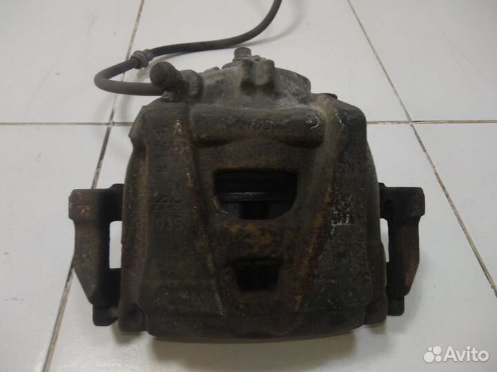 Суппорт передний правый Volkswagen Tiguan 5N1 2007